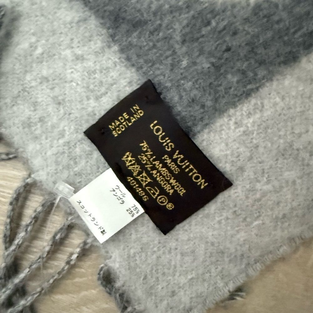 Used excellent condition LV Elegant Gray Wool Scarf - Picture 4 of 7